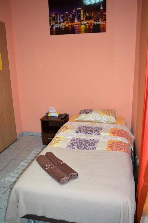 Honey Hostel Krasków Cameră foto